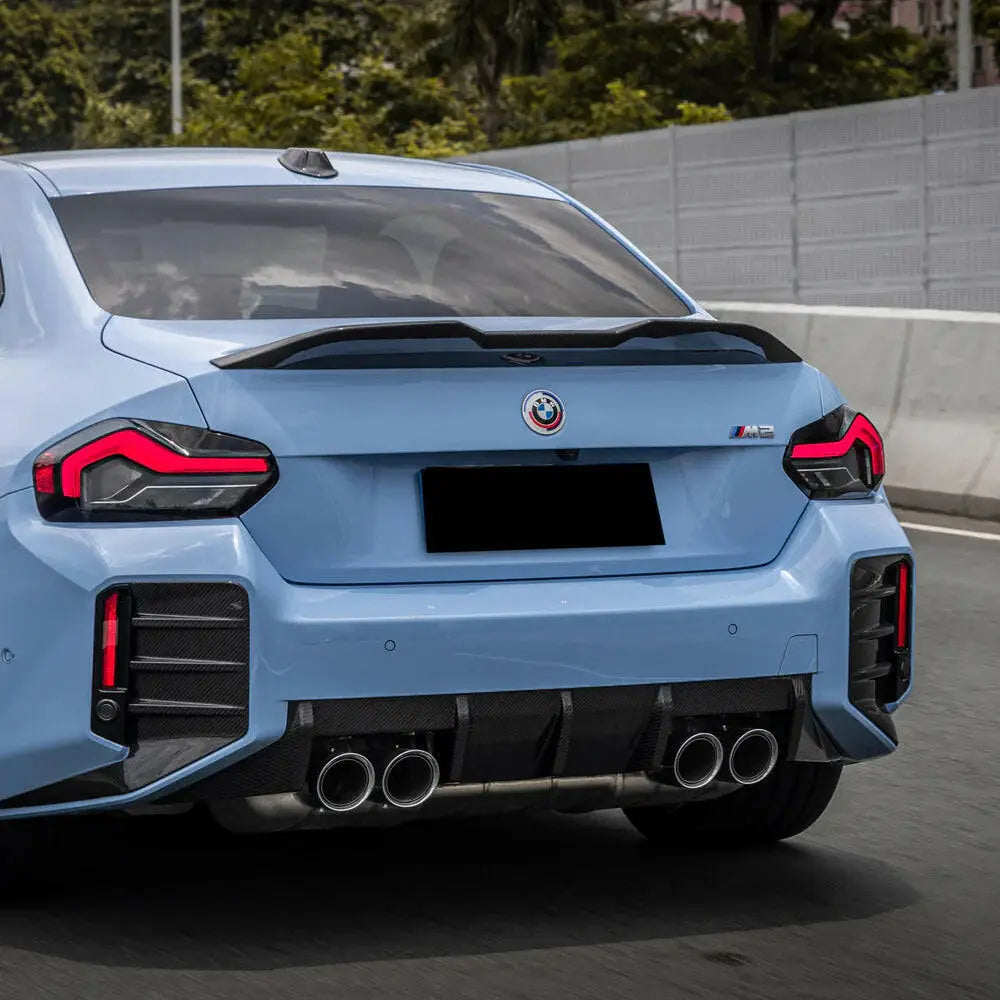 Hátsó diffúzor carbon fiber bmw g87 m2 világoskék bmw m2 sportautó karbon kipufogó rendszerrel és quad kipufogóval