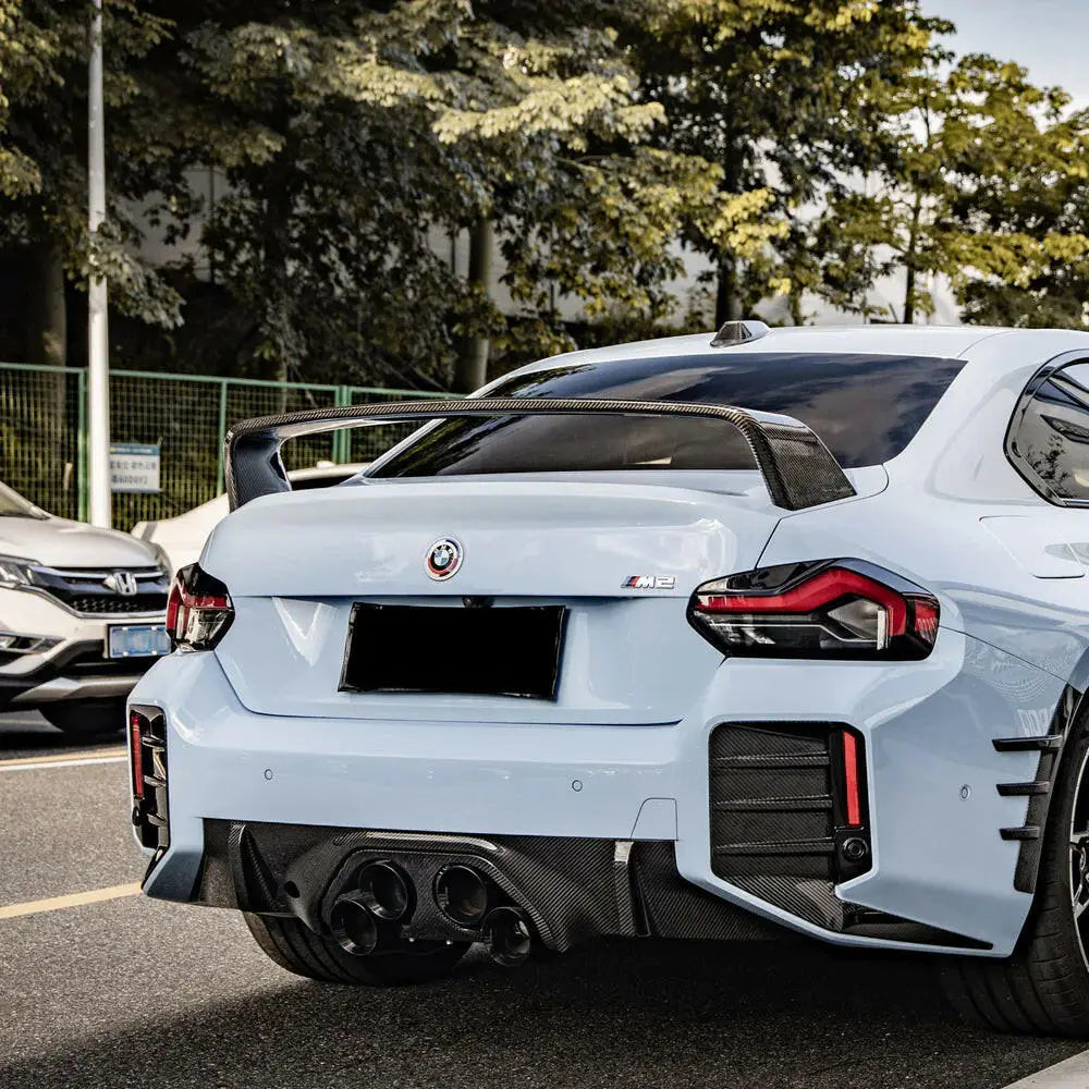 Light kék bmw m2 sportautó hátulja carbon fiber hátsó diffúzorral és kipufogó rendszerrel
