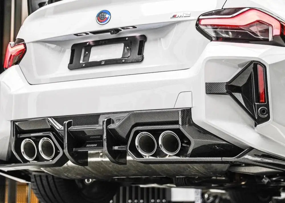 Hátsó diffúzor carbon fiber bmw m3 fehér színben karbon kipufogó rendszerrel és dupla kipufogó csővel