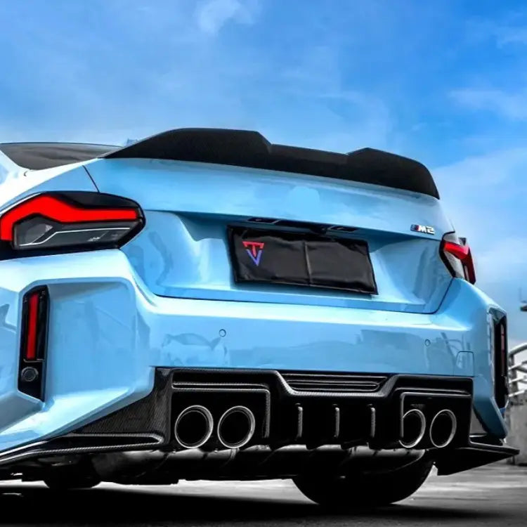 Hátsó diffúzor carbon fiber bmw g87 m2 hátulja fekete carbon fiber kipufogó rendszerrel és kék kipufogóval