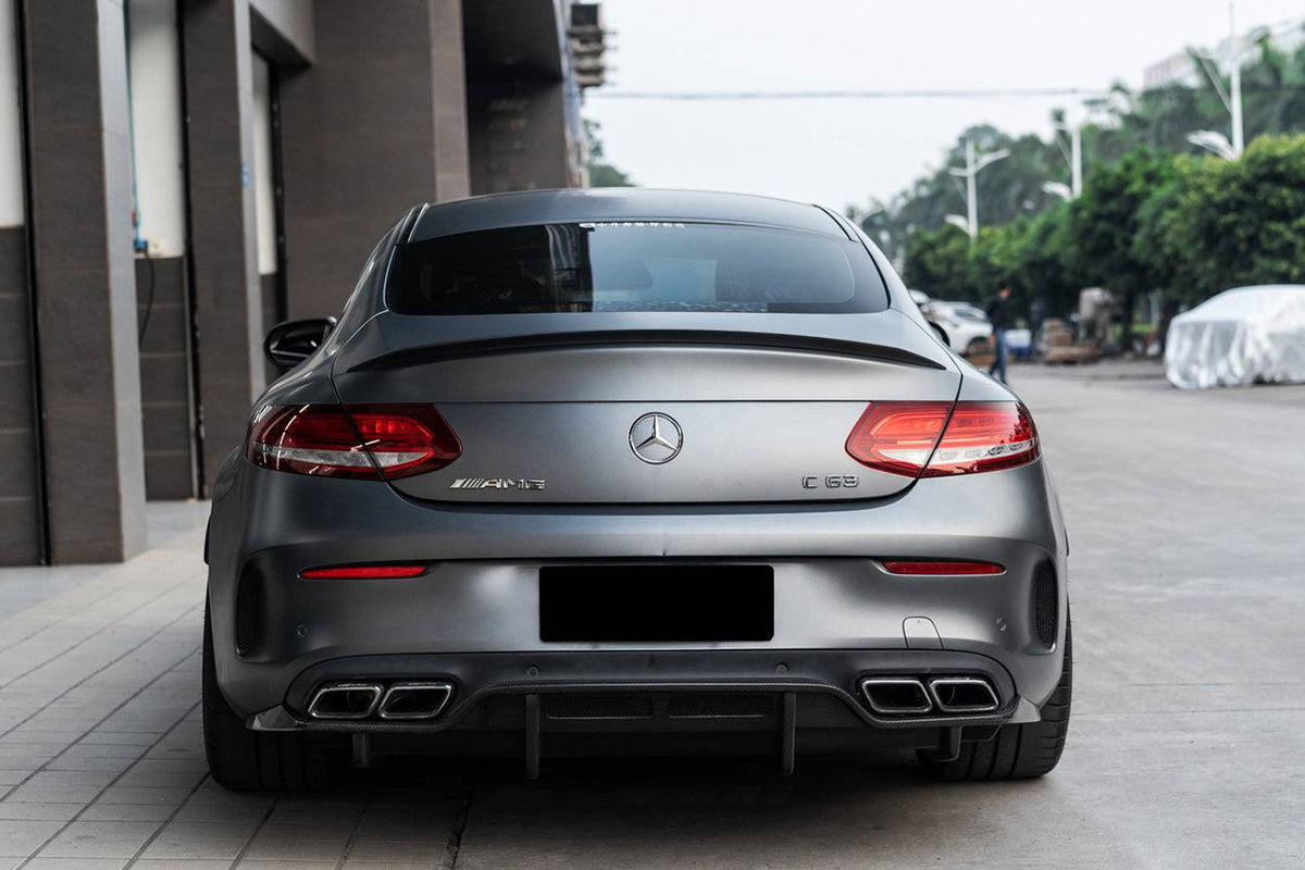 Matt szürke facelift előtti Mercedes-AMG C63 C205 egyenesen hátulról, felszerelt hátsó diffúzorral (PS Style)