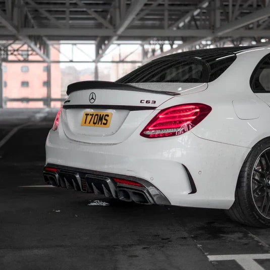 Fehér facelift előtti Mercedes-AMG C63 W205 hátulról, piros fényvisszaverős carbon hátsó diffúzorral (BRBS Style)