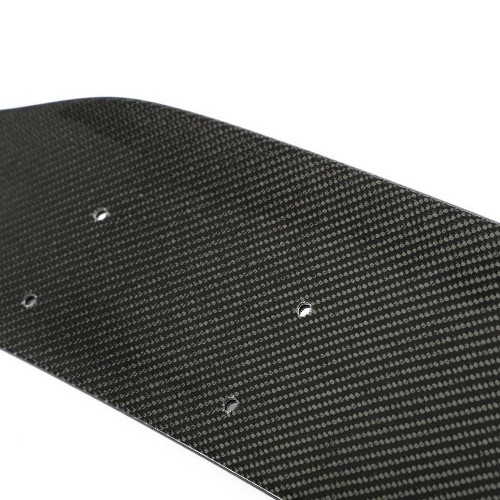 Carbon diffúzor alsó toldat szövésmintája rögzítőfuratokkal, közeli kép – Mercedes-AMG C63 C205 (kupé / cabrio)