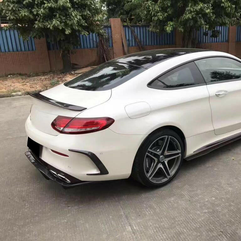 Fehér Mercedes-AMG C63 C205 hátsó háromnegyedes nézetből, felszerelt carbon hátsó lökhárító szellőző díszlécekkel