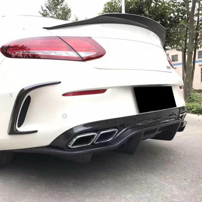 Carbon hátsó lökhárító szellőző díszléc pár fehér, facelift előtti Mercedes-AMG C63 C205 kupé hátulján