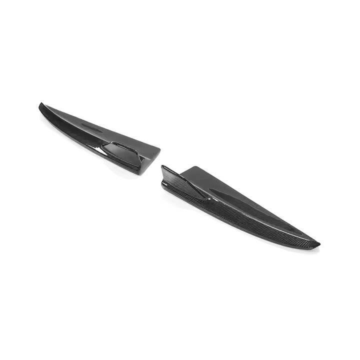 Carbon fiber hátsó sarok splitter pár (2 db) fehér háttéren – Mercedes-AMG C63 W205 (szedán / kombi)