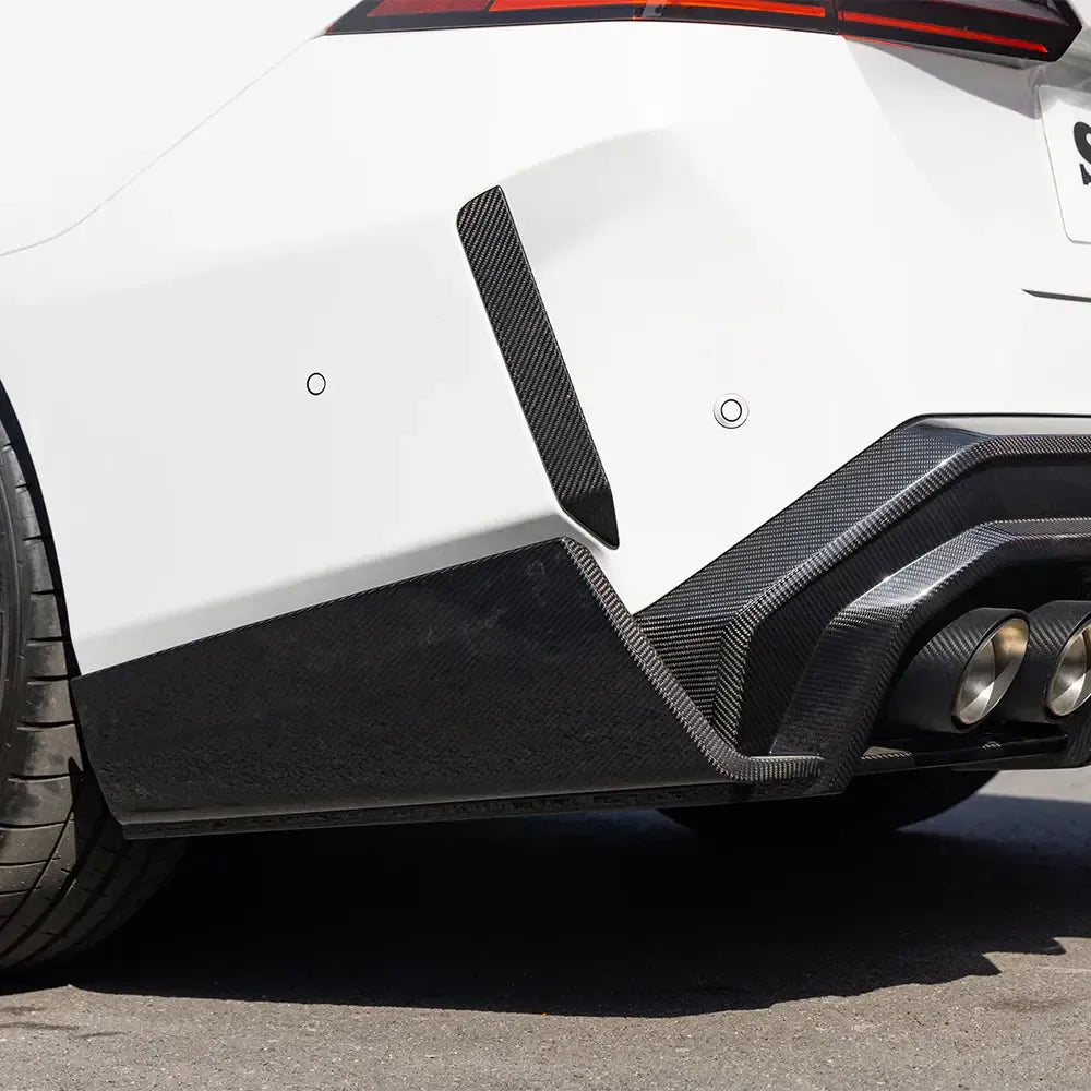 Fehér BMW G90 M5 hátsó lökhárító sarka carbon fiber prizma borítással (SQ Style)