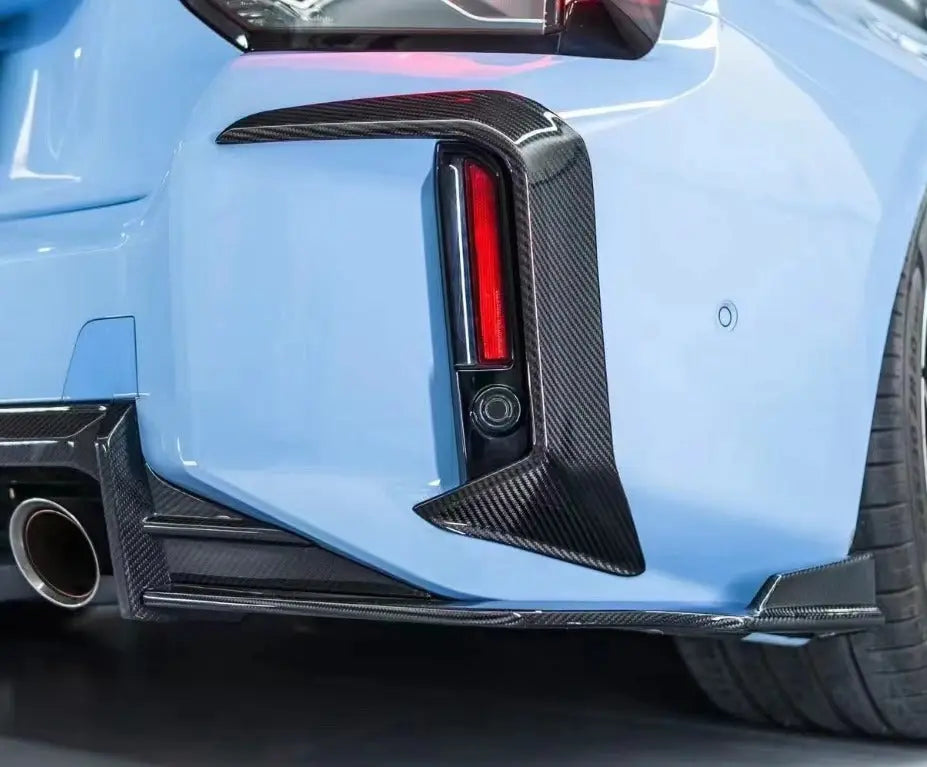 Hátsó prizma betét carbon fiber bmw g87 m2 oldalsó küszöb piros led világítással carbon fiber kipufogó rendszerhez