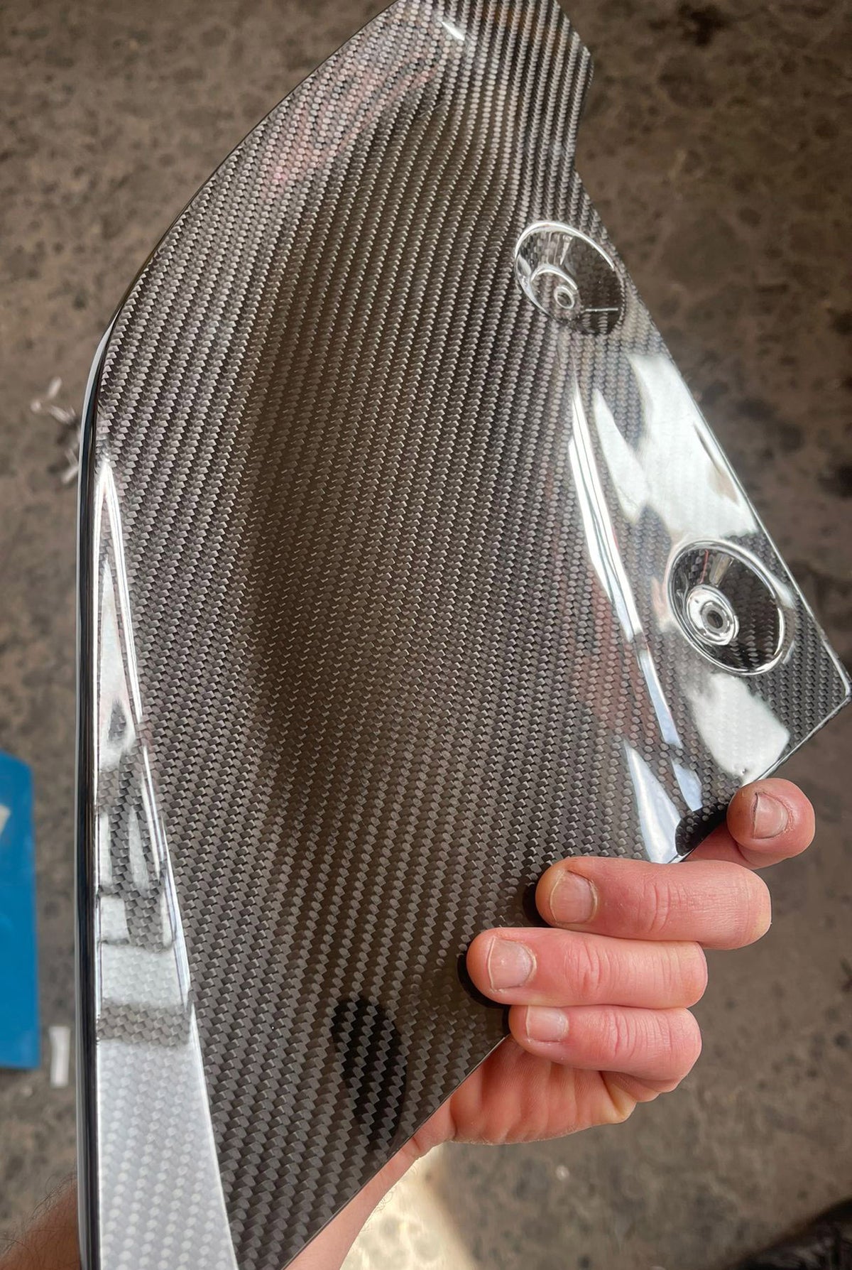 Fényes carbon hátsó diffúzor toldat kézben, műhelyben, külső oldal – Audi R8 4S (2015–2018)
