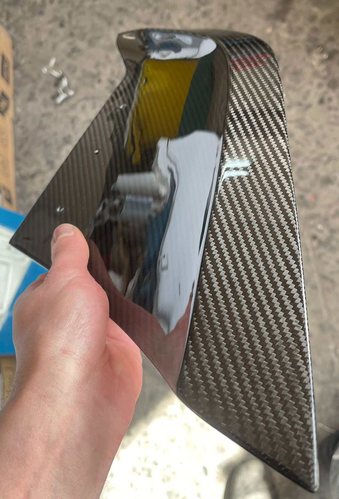 Fényes carbon diffúzor oldaltoldat kézben tartva, belső oldal – Audi R8 4S (2015–2018)