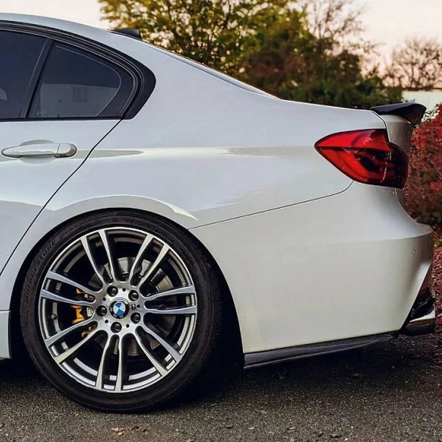 Fehér BMW F30 hátsó oldala közelről, felszerelt carbon hátsó splitterrel (PSM Style)