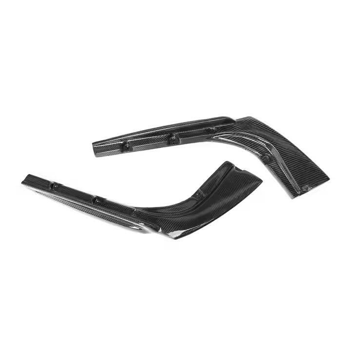 Carbon hátsó splitter pár fehér háttér előtt – BMW F32 4-es sorozat