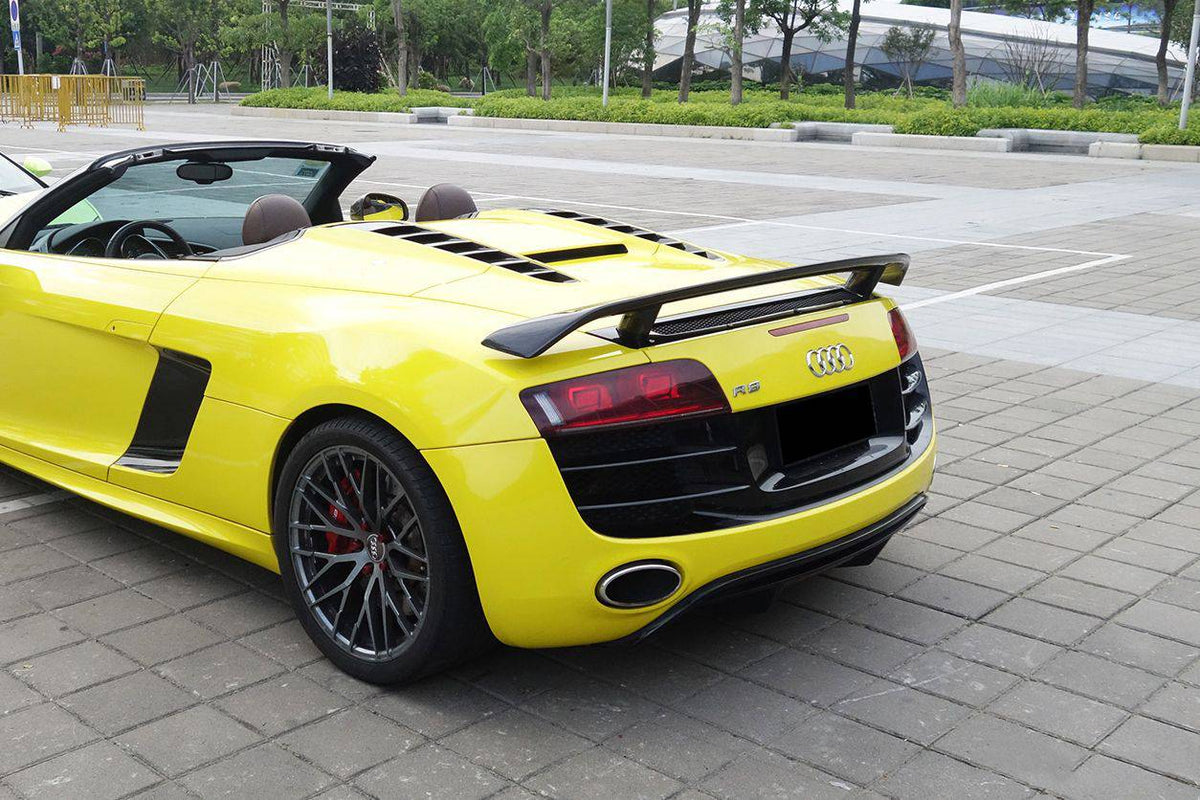 Sárga Audi R8 Type 42 Spyder hátulról 3/4-ből, felszerelt carbon hátsó szárnnyal (GT Style)
