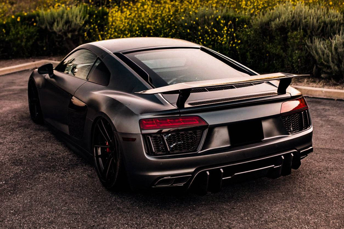 Matt szürke, facelift előtti Audi R8 4S Coupé hátulról, lábakra emelt carbon hátsó spoilerrel (VRS Style)