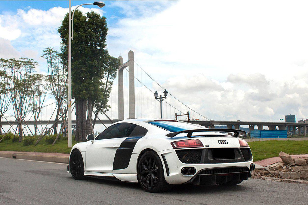 Fehér Audi R8 Type 42 Coupé hátulról 3/4-ből, fekete side blade-del és carbon hátsó szárnnyal (DPGT Style)