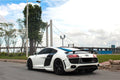 Fehér Audi R8 Type 42 Coupé hátulról 3/4-ből, fekete side blade-del és carbon hátsó szárnnyal (DPGT Style)