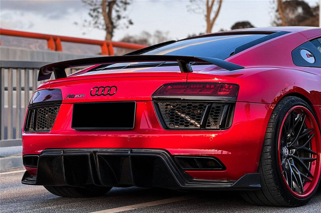 Piros, facelift előtti Audi R8 4S V10 Plus Coupé hátulról 3/4-ből, carbon hátsó szárnnyal (GT Style)