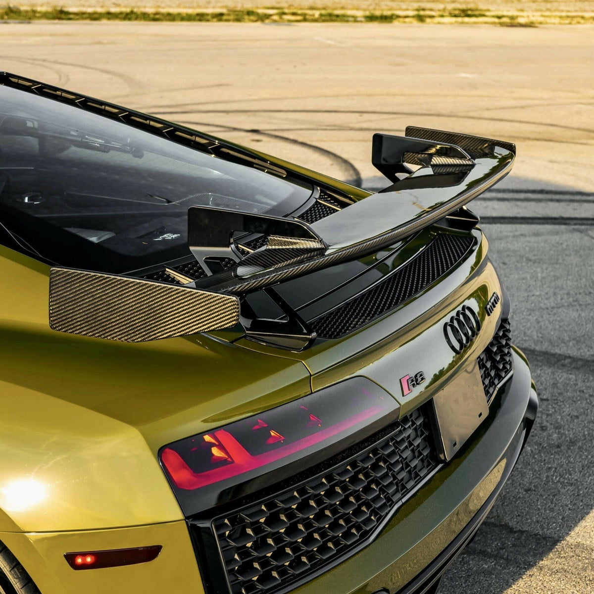 Olívazöld Audi R8 4S Facelift Coupé hátsó sarka, hátsó szárny forged carbon véglapokkal (GT Style)