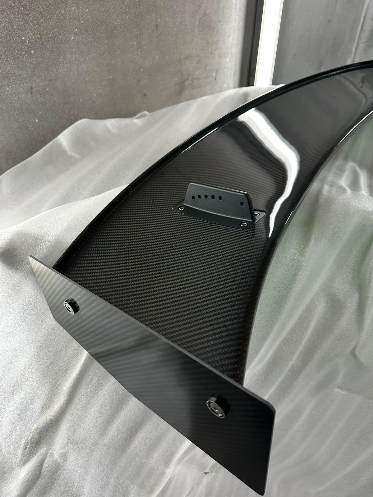 Nagy carbon hátsó szárny véglapja és féklámpája közelről, fehér anyagon (LMS GT4 Style) – Audi R8 4S