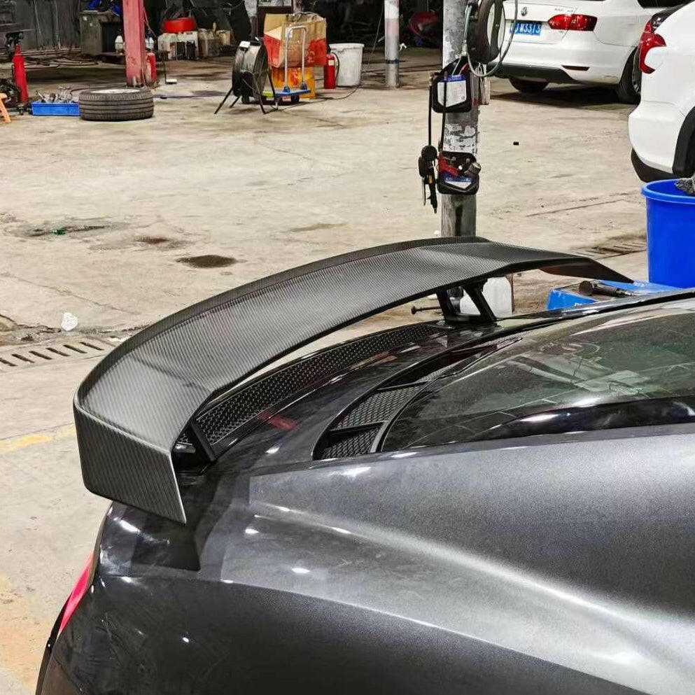 Szürke Audi R8 4S Coupé hátsó fedele műhelyben oldalról, felszerelt carbon hátsó szárnnyal (OEM Style)