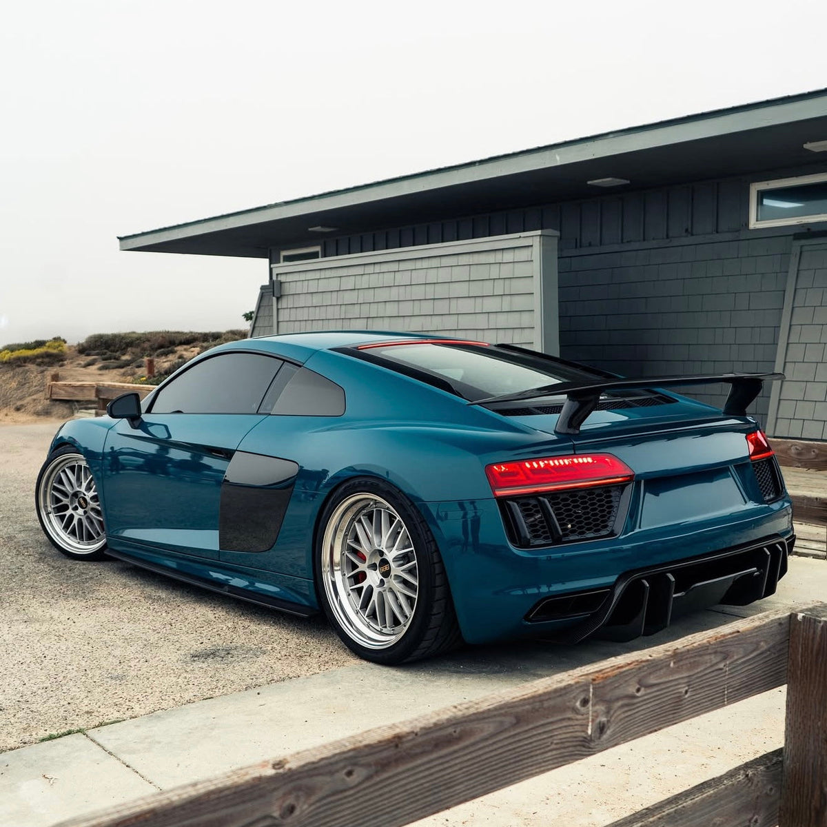 Kék, facelift előtti Audi R8 4S Coupé hátulról 3/4-ből, talpakra szerelt carbon hátsó szárnnyal (V1 Style)