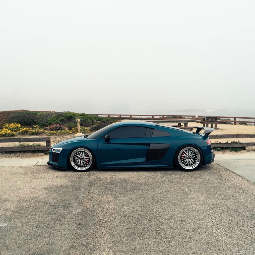 Kék Audi R8 4S Coupé oldalnézetből a tengerparton, felszerelt carbon hátsó szárnnyal (V1 Style)