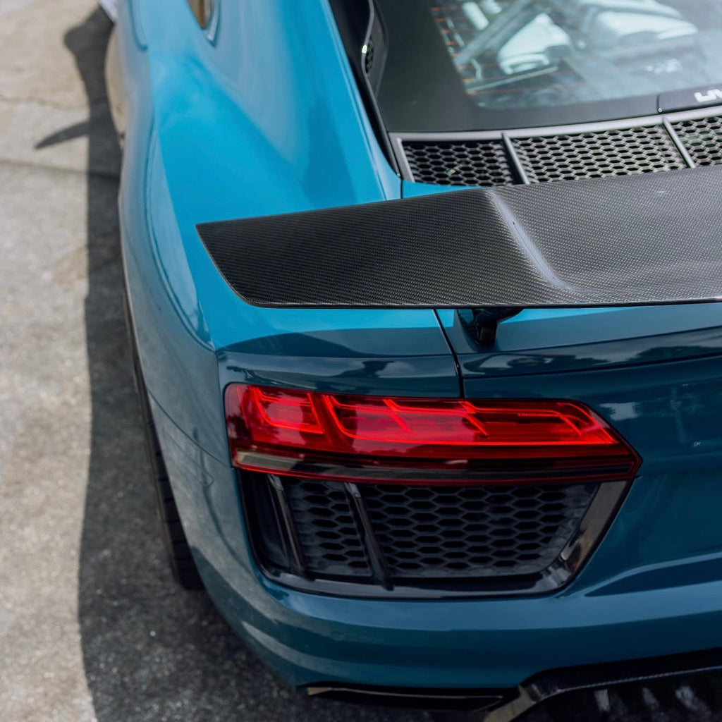 Kék Audi R8 4S hátsó sarka felülről, a carbon hátsó szárny vége közelről (V1 Style)
