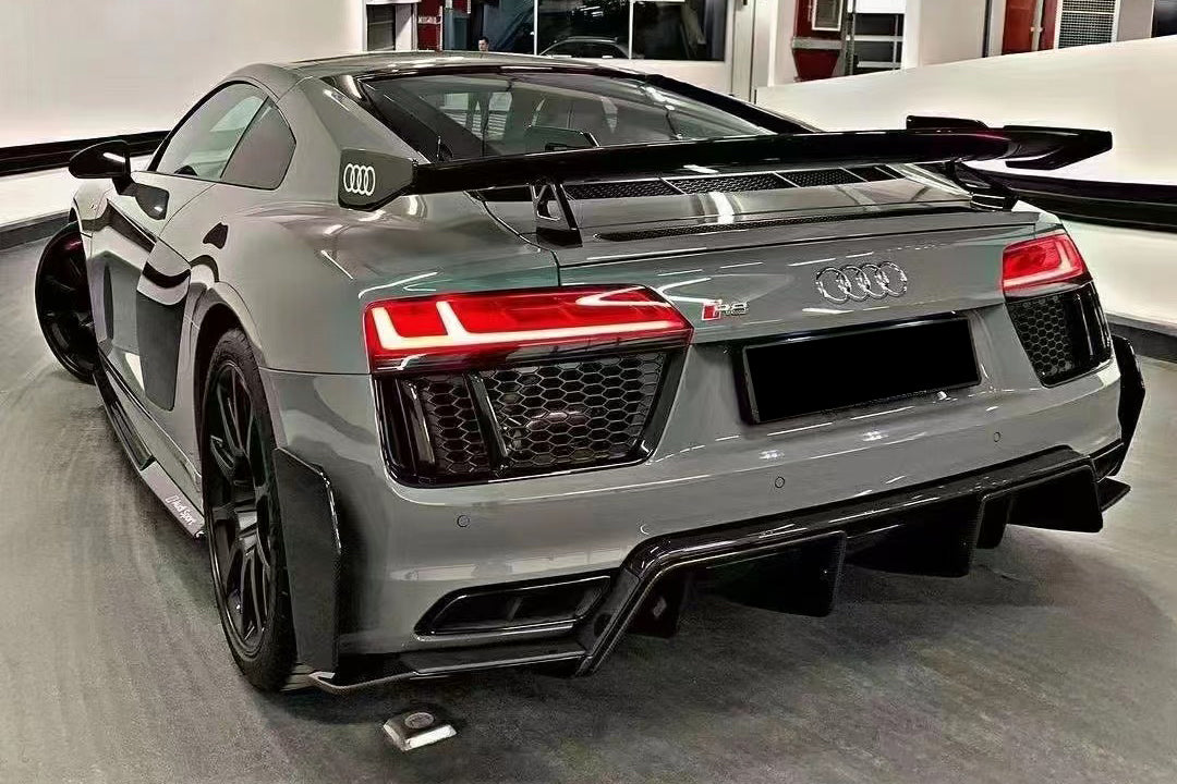 Szürke Audi R8 4S Coupé hátulról 3/4-ből szalonban, magas tartókon álló carbon hátsó szárnnyal (Swan Neck Style)