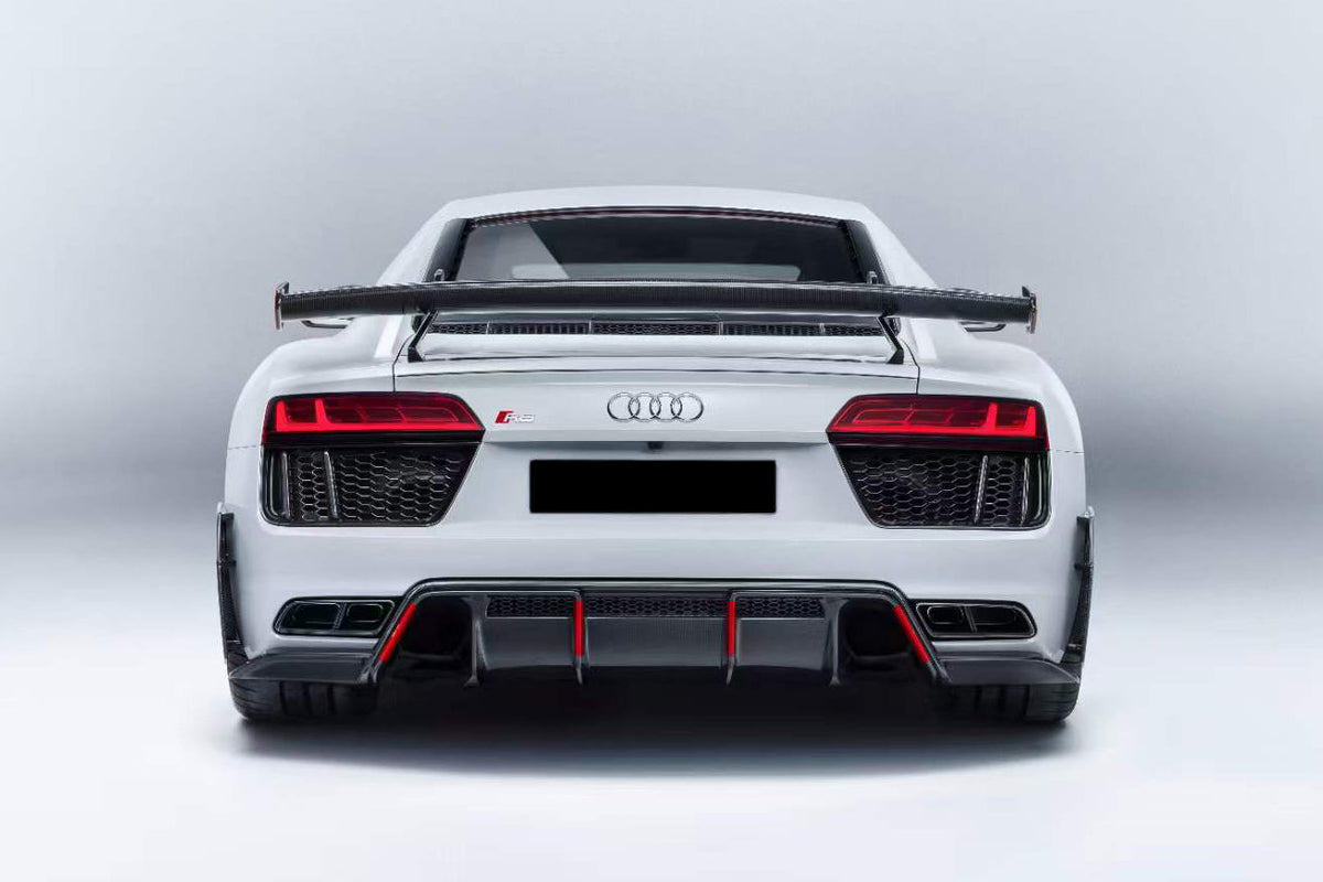 Fehér Audi R8 4S Coupé hátulnézetből, felszerelt hattyúnyak tartós carbon hátsó szárnnyal (Swan Neck Style)