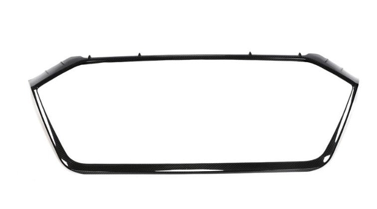 Fényes carbon fiber hűtőrács keret szemből, fehér háttér előtt – Audi RS6 C8 / RS7 C8