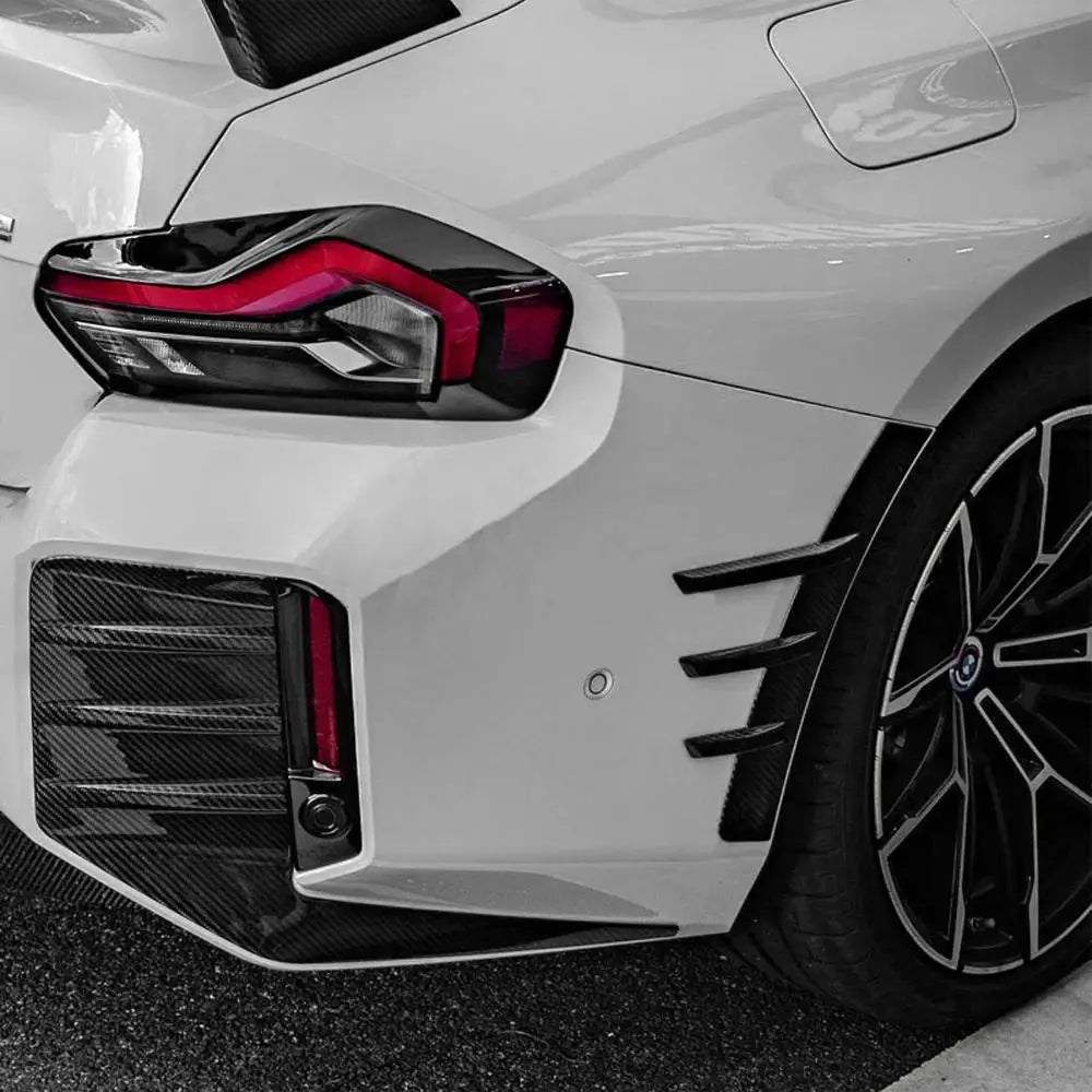 Fehér bmw m4 hátulnézet piros led hátsólámpákkal és fekete carbon fiber kerékív sárvédő betét bmw g87 m2-höz kipufogó rendszerrel