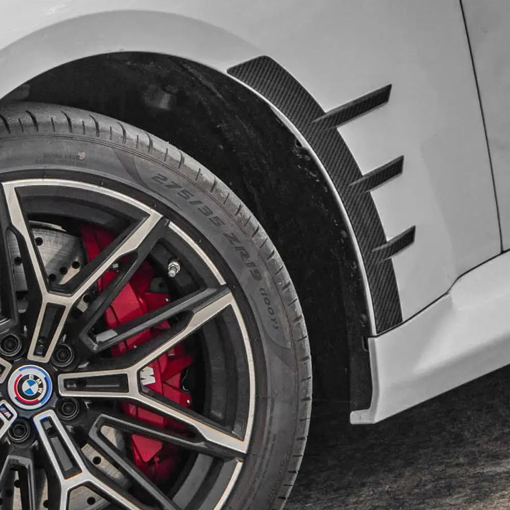 Fehér bmw g87 m2 carbon fiber kerékív sárvédő betét fekete oldalsó küszöbökkel és piros féknyergekkel multi küllős kerékkel