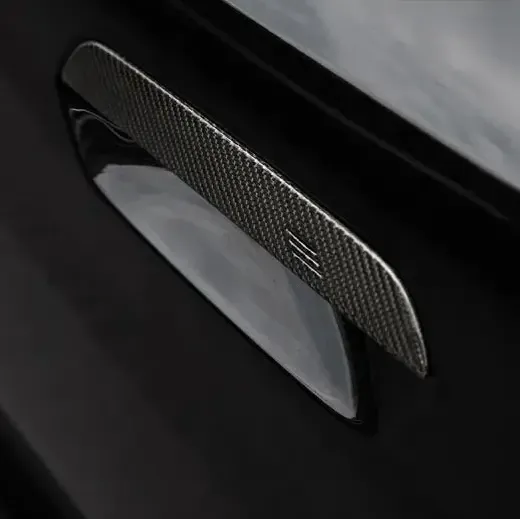 Carbon kilincs borítás felülről, közelről fekete BMW G90 M5-ön