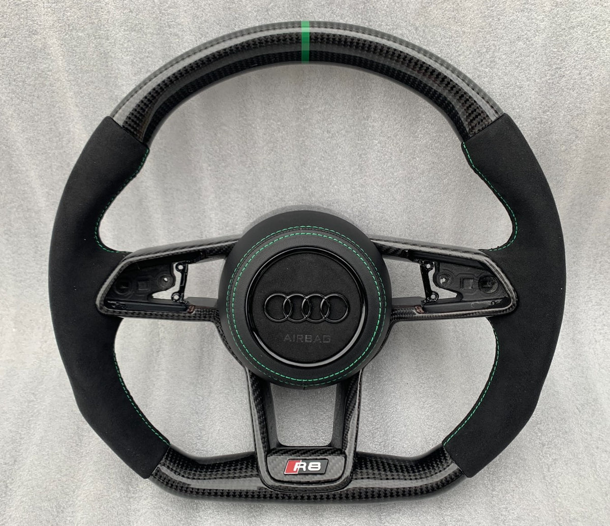Carbon–Alcantara kormány fekete légzsákfedéllel, zöld varrással szemből – Audi R8 4S