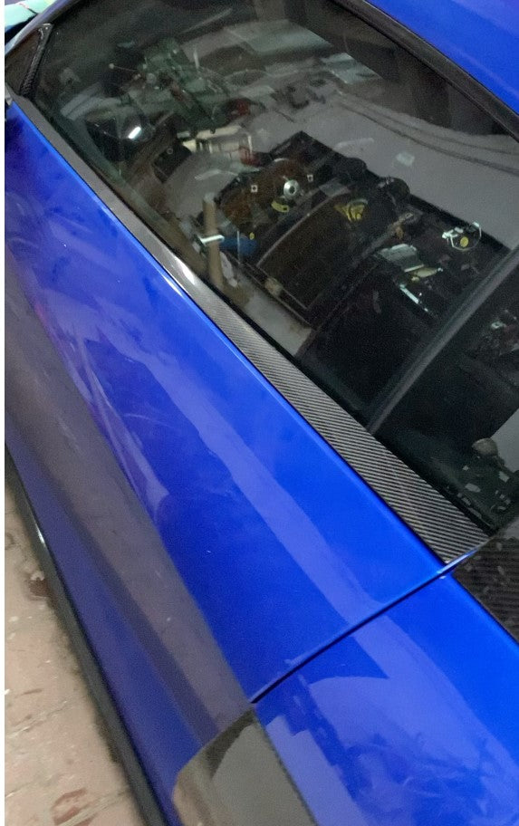 Kék Audi R8 4S hátsó oldalüvege közelről, felszerelt carbon ablakpárkánnyal