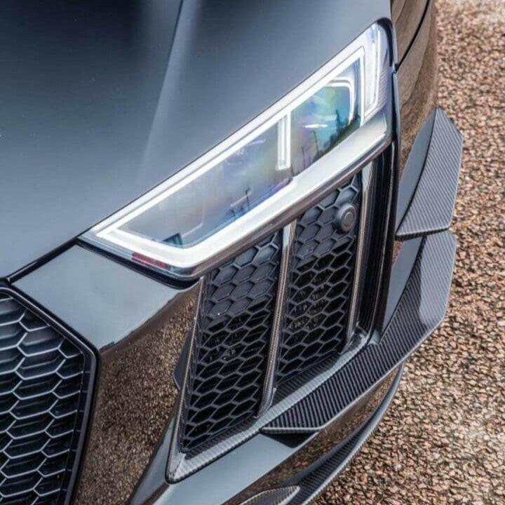 Matt szürke Audi R8 4S első sarka közelről, 2 felszerelt carbon első canarddal (Performance Style)
