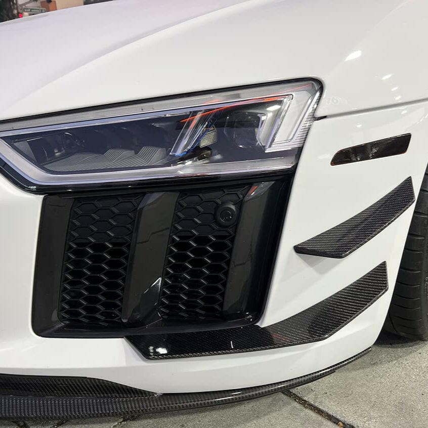 Fehér Audi R8 4S első sarka közelről, 2 carbon canarddal és első koptatóval (Performance Style)