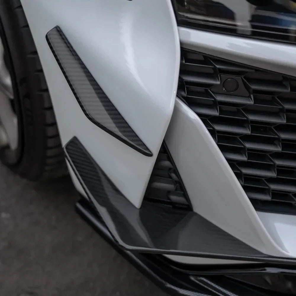 Fehér Audi R8 4S Facelift első sarka közelről, 2 felszerelt carbon canarddal (GT Style)