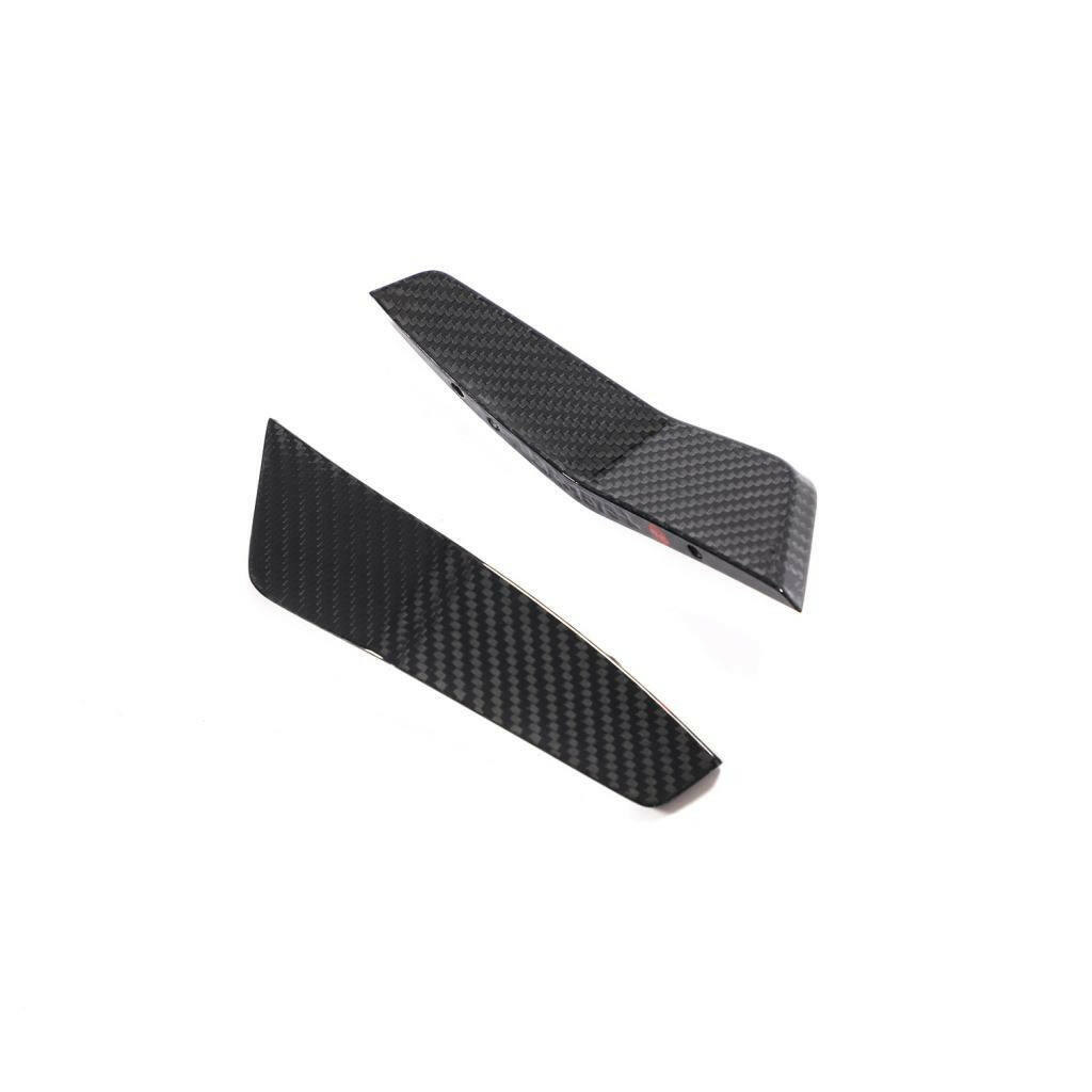 Carbon fiber első canard pár (2 db) ferde nézetből, fehér háttér előtt (Euro V1 Style) – Audi RS6 C8 / RS7 C8