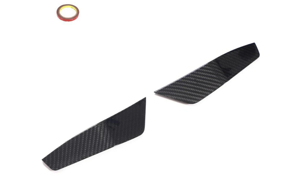 Két carbon első canard ragasztószalag-tekerccsel, fehér háttér előtt (Euro V1 Style) – Audi RS6 C8 / RS7 C8