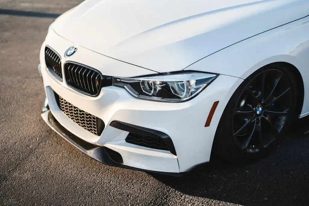 Fehér BMW F30 első 3/4-es nézetből, a lökhárítón carbon felső canardokkal (MAD Style)