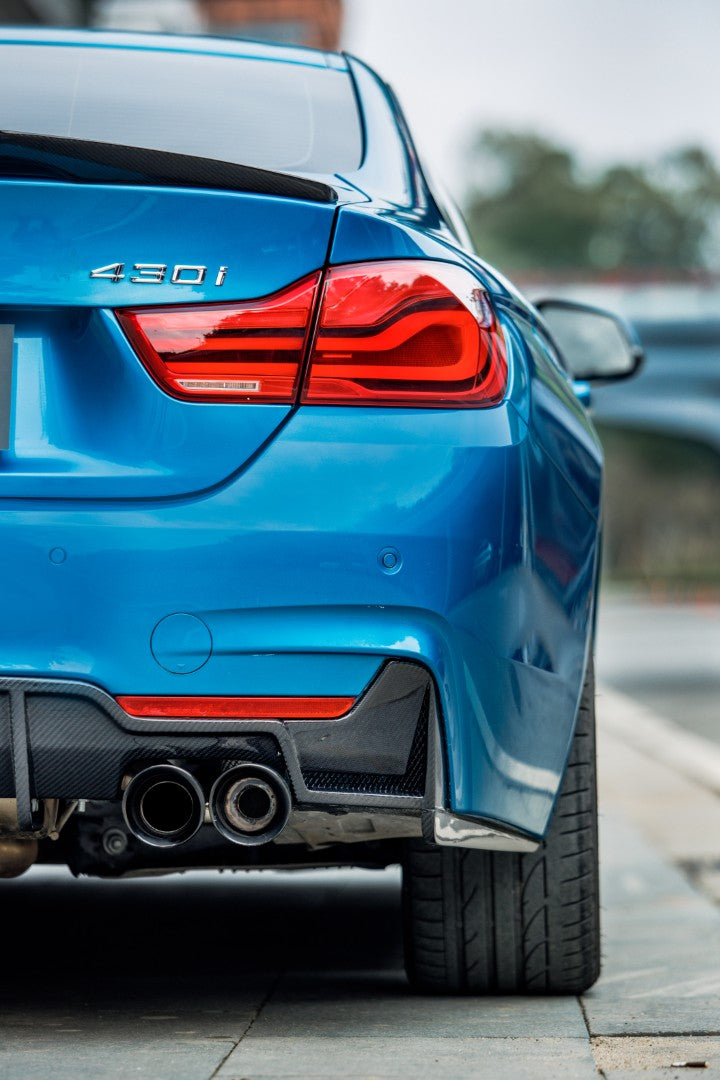 Kék BMW F32 430i hátsó sarka közelről, felszerelt carbon hátsó canarddal és diffúzorral (KB Style)