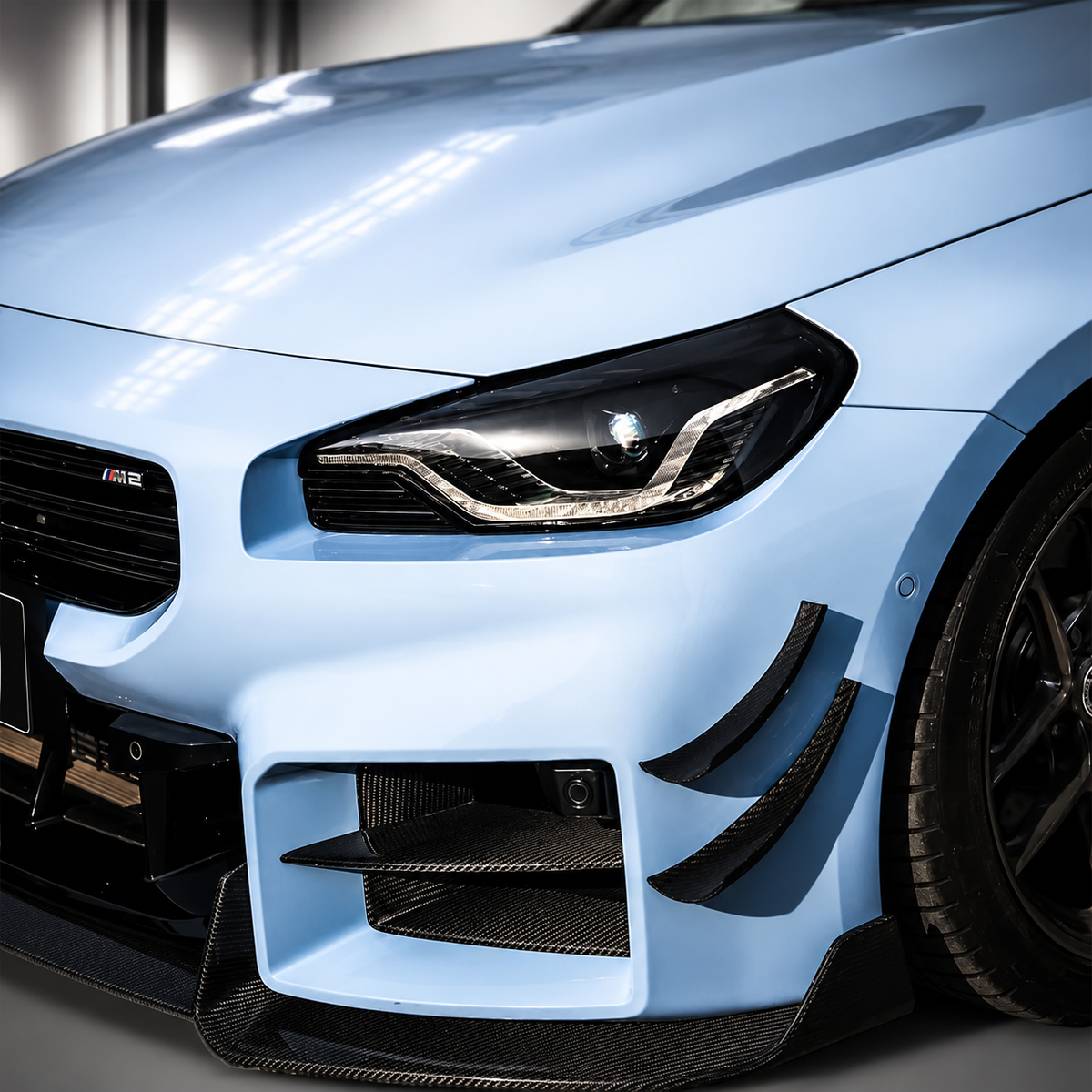 Világoskék BMW G87 M2 carbon fiber első légterelőkkel (canards, AD Style)