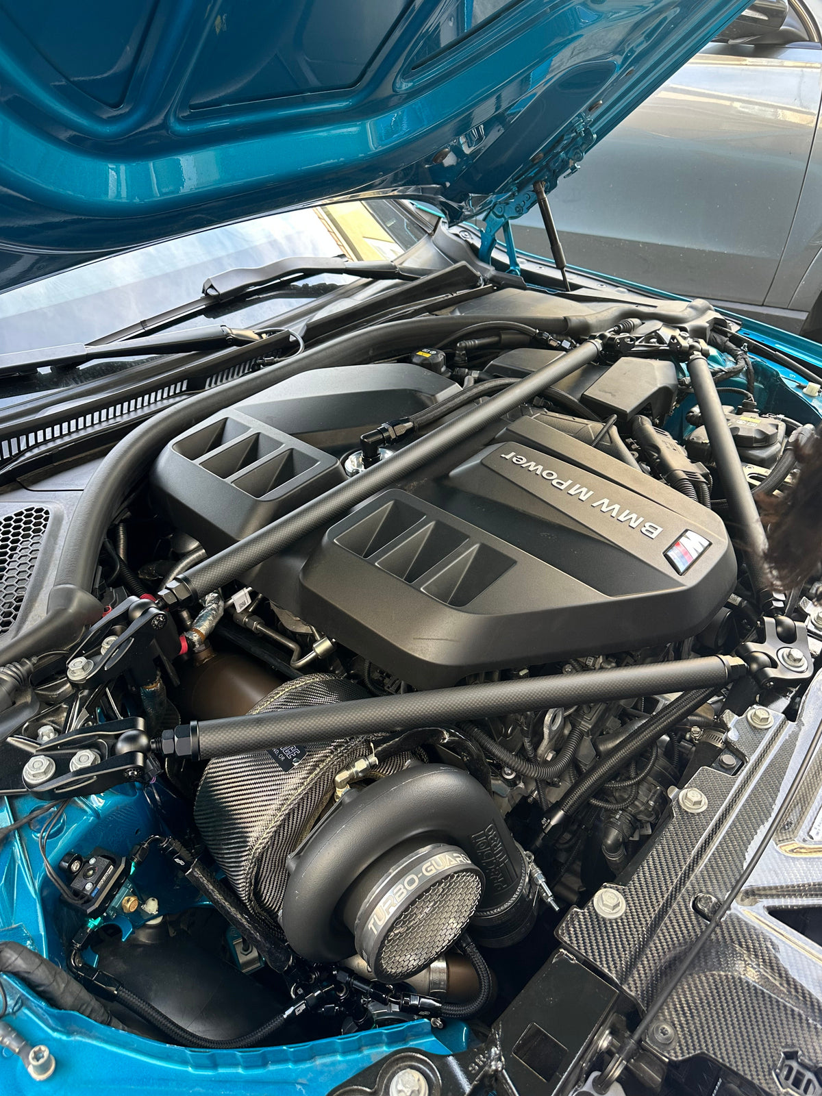 Motortér Burkolat BMW G80/G81 M3 | G82/G83 M4 | G87 M2 – Csöves toronymerevítő