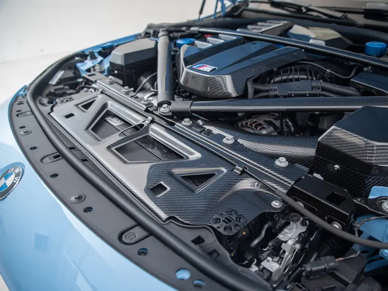Motortér Burkolat BMW G80/G81 M3 | G82/G83 M4 | G87 M2 – Hűtő feletti panel (kiemelt szellőzőkkel)