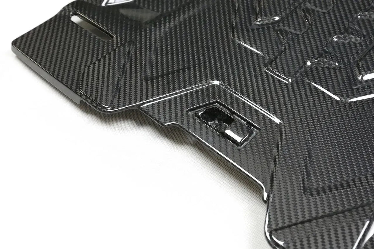 Carbon motorburkolat sarka és szövésmintája közelről (OEM Style) – BMW F90 M5