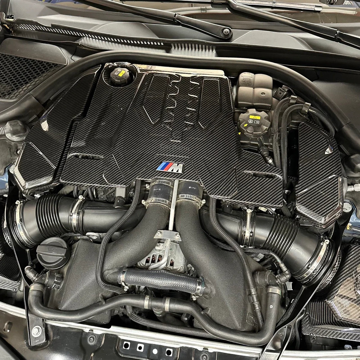 BMW F90 M5 S63 V8 motortere, beszerelt carbon motorburkolattal és M emblémával (OEM Style)