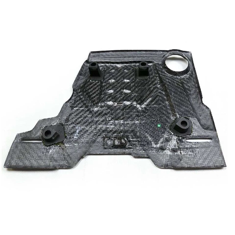 Carbon motorburkolat alja gumi rögzítőkkel, fehér háttéren (OEM Style) – BMW F90 M5