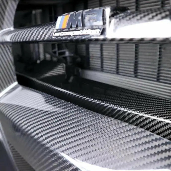 Motortér burkolat carbon fiber bmw g80 g81 m3 g82 g83 m4 fekete carbon fiber trim ezüst m competition badge-vel