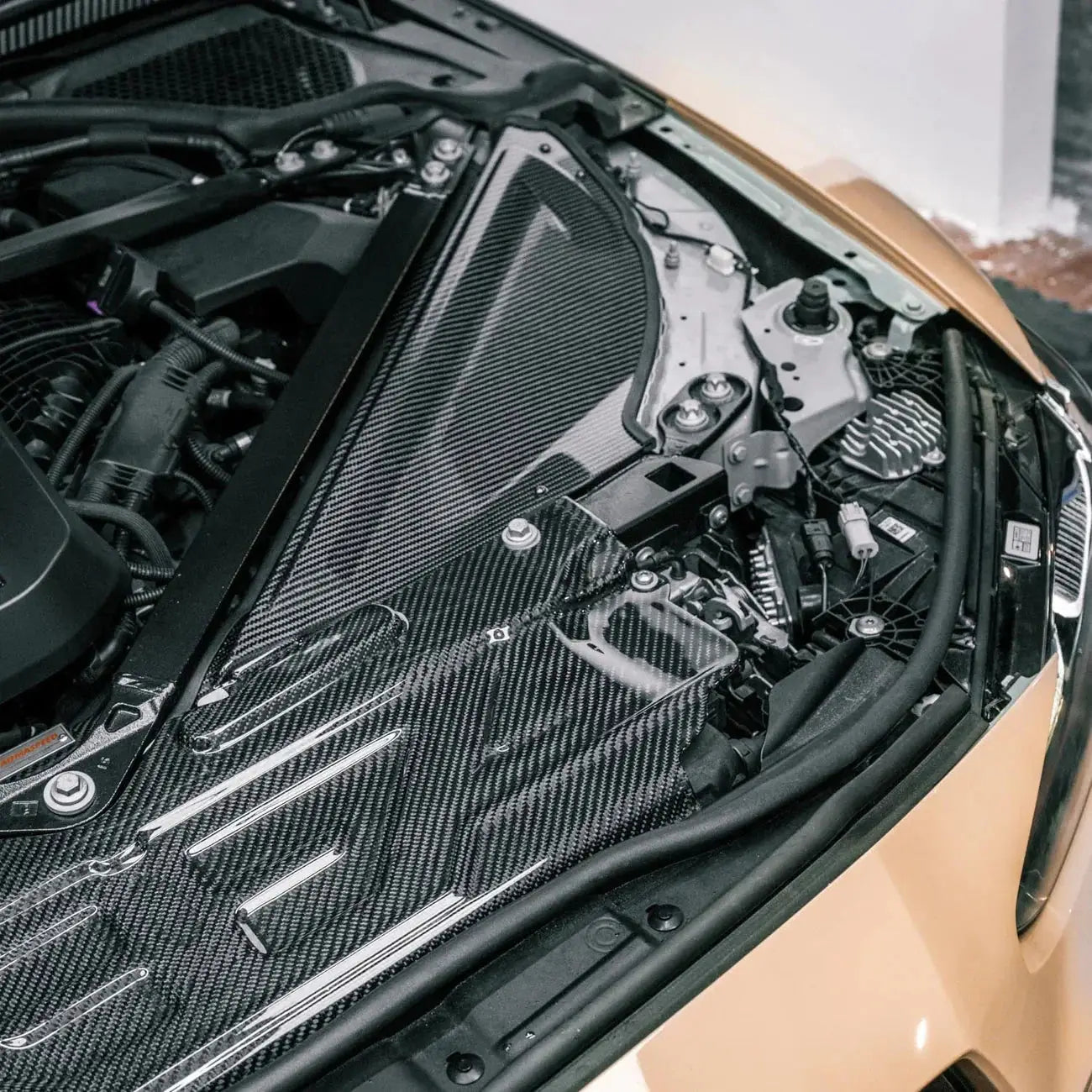 Black carbon fiber motortér burkolat bmw m3 kipufogó rendszerhez, texturált szövés és fémes díszítéssel